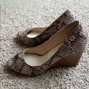 Faux snakeskin wedges -size 7.5